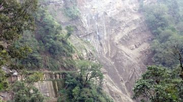 阿裡山鐵路58K處大崩塌 全線通破局