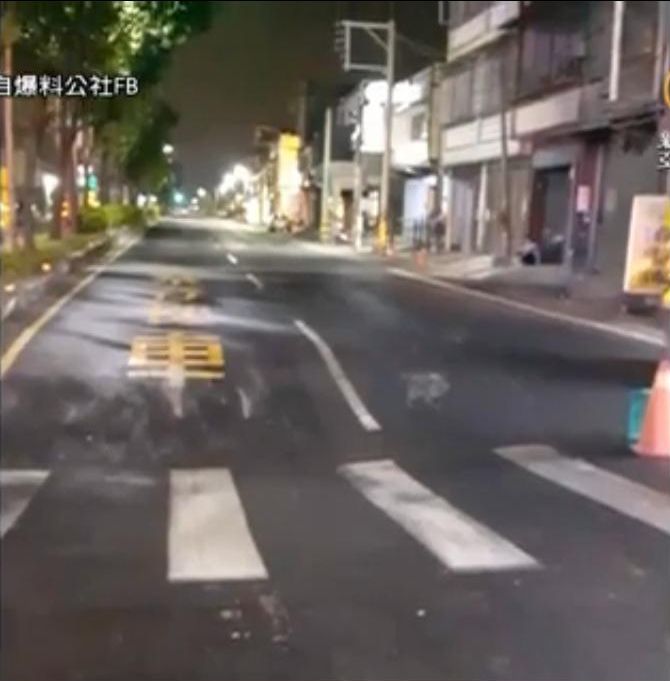 【快訊】高雄市大寮驚傳路塌 洞達20公尺
