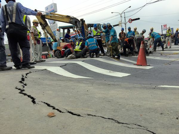疑台電工程又肇禍？高雄大寮路塌2米深