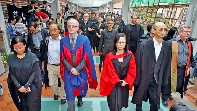 港大2000人黑衣靜默遊行 捍衛學術自主