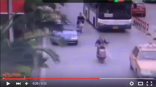 江蘇女子被車門撞倒 瞬間慘遭公車碾壓（視頻）