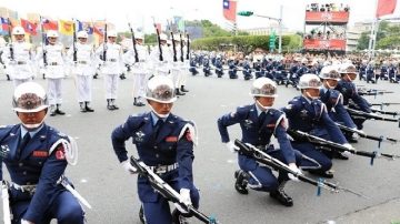 台國慶亮點 三軍儀隊開場 雷虎飛越觀禮台 4校金釵亮眼