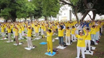 祥和莊嚴 洛杉磯市府前法輪功大煉功