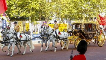 習近平訪英再遇法輪功 英女王和王子向法輪功學員招手