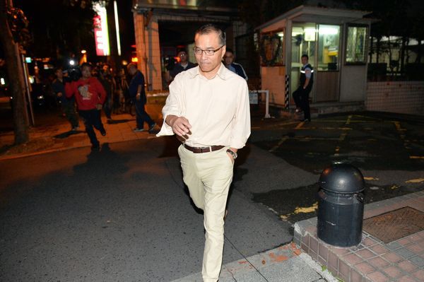 「柱下朱上」3千萬支票搓圓仔湯？葉匡時露臉澄清