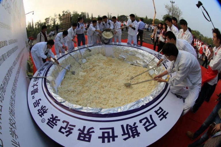 揚州4噸超大炒飯破紀錄 事後竟全餵豬