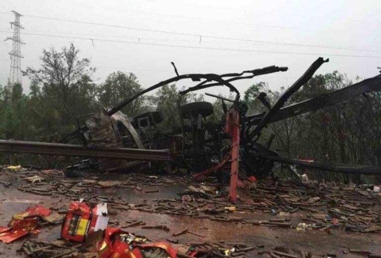 滬昆高速油罐車和煙花車相撞爆炸 現場傷亡慘重