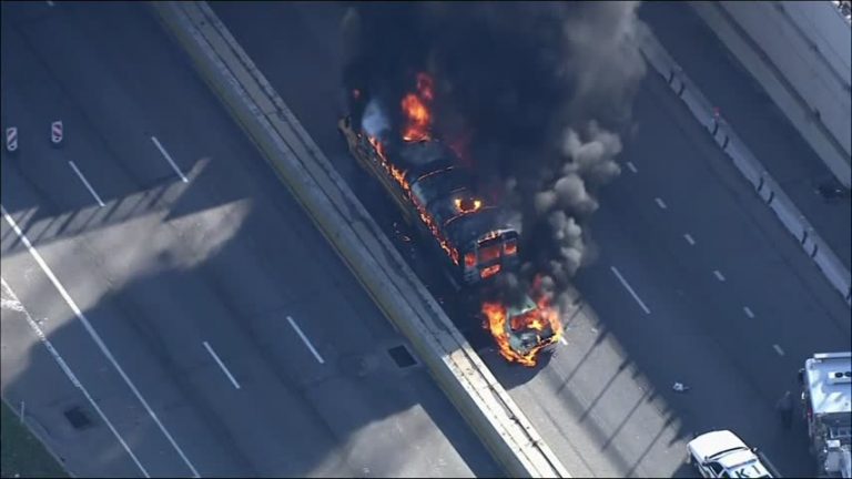 賓州高速警匪追逐 大火燒燬汽車