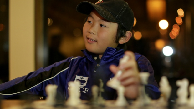 10歲華裔少年 成為美國最年輕國際象棋大師