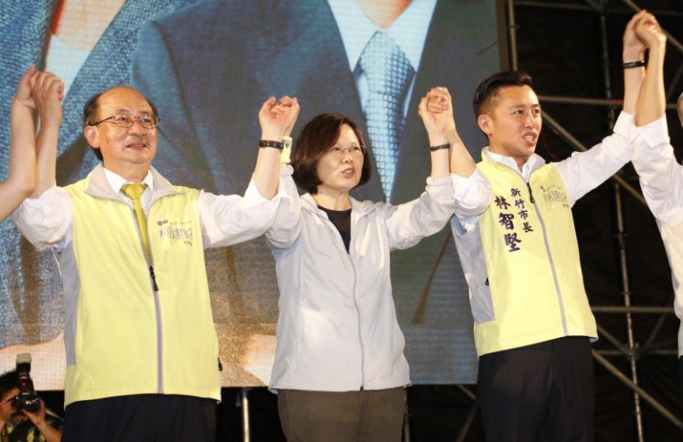 動員1萬5千人救選情 蔡英文柯建銘造勢