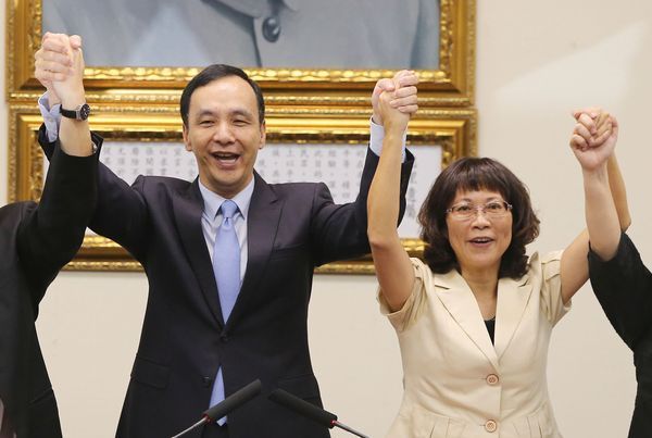 朱立倫宣布副手王如玄 勞團場外抗議