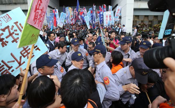 陪立委登記爆衝突 王如玄遭關廠工人抗議