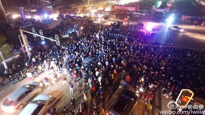 武漢數千人抗議建垃圾站 千警打人催淚彈鎮壓