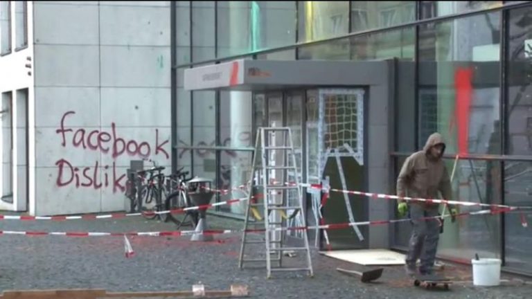 德國臉書大樓遭黑衣人破壞 噴漆寫「臉書不讚」