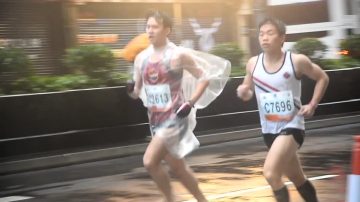 逾6萬人冒雨跑香港馬拉松 首入旺角