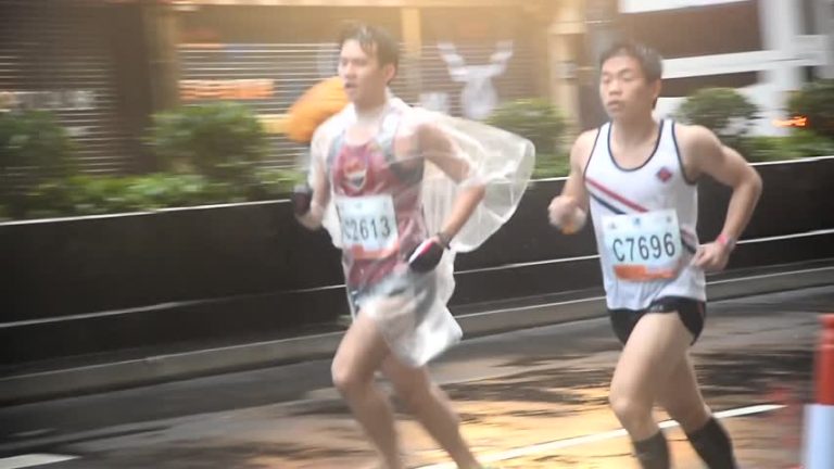 逾6萬人冒雨跑香港馬拉松 首入旺角