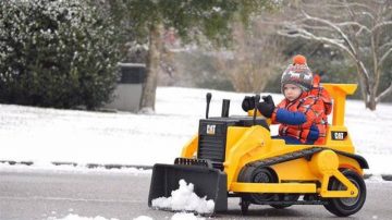 開推土機鏟雪 美國3歲男童萌翻網路