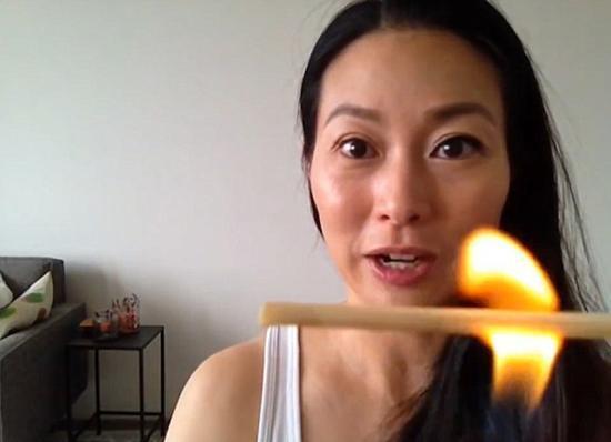 韓女火燒木棒卷睫毛 網路視頻走紅