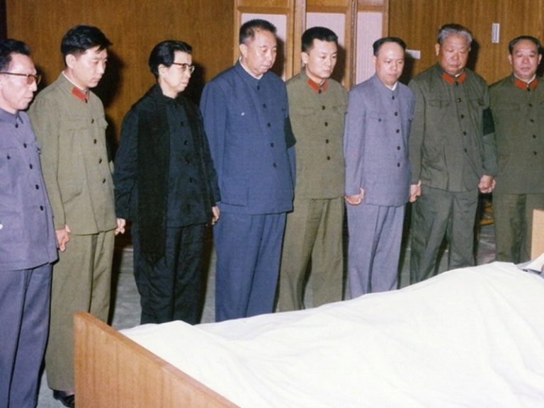 原人民日報社長曝華國鋒下台內幕：被一張照片壓垮
