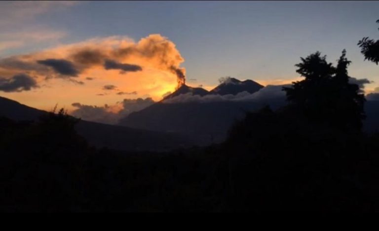 危地馬拉火山爆發 煙柱高達7公里 首都全面警戒(視頻)