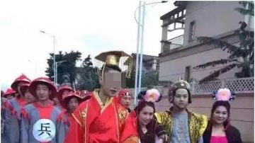 大陸土豪婚禮 新郎穿帝王裝 新娘全身披金