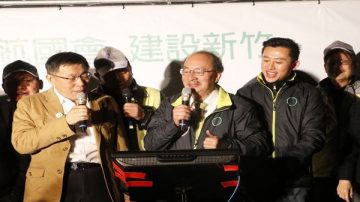 选前之夜 柯文哲风雨中替柯建铭催票