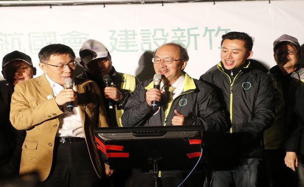 選前之夜 柯文哲風雨中替柯建銘催票