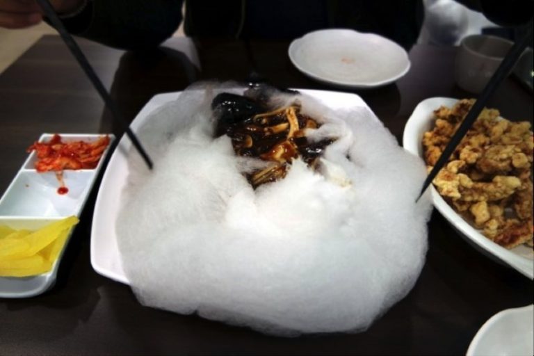 韓國中餐館黑暗料理 棉花糖溝炸醬麵