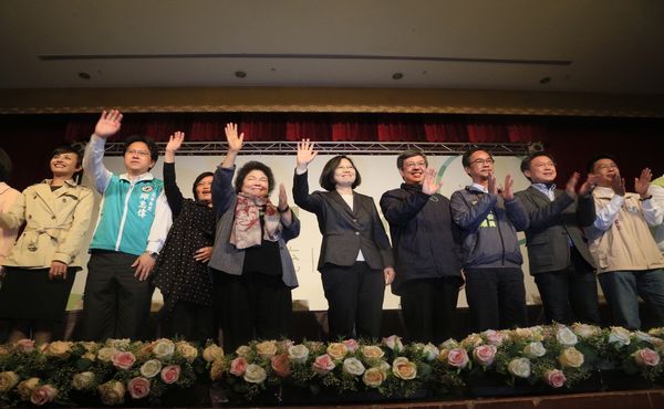 蔡英文高雄謝票 感謝陳菊與團隊努力