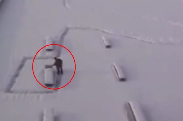 大雪初霽，這名男子拿著雪鏟清理道路，眾人剛要感謝他，突然發現上當啦！