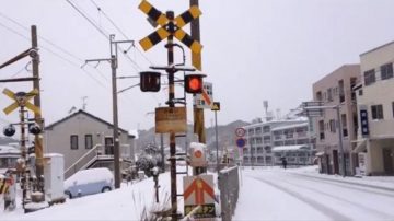 強烈寒流大雪紛飛，日本特急列車受困，當地居民做了一件暖心的事...