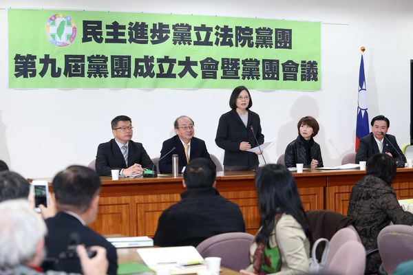 立院龍頭戰 蔡英文出席黨團大會表尊重