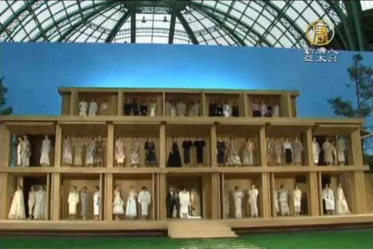 香奈兒再展創意 走秀T台變鄉間小木屋