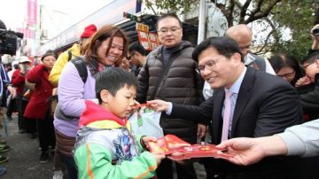 台中天津年貨大街熱鬧開幕 林佳龍送紅包