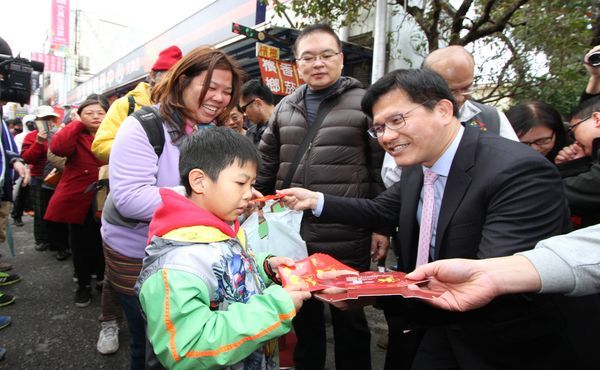 台中天津年貨大街熱鬧開幕 林佳龍送紅包