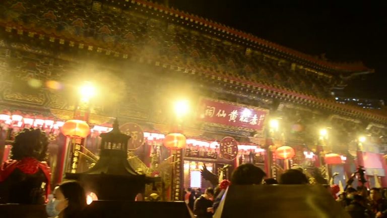 數萬港人除夕夜祈福 爭上頭炷香