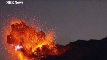 日本樱岛火山喷发 火花闪电景象骇人【视频】