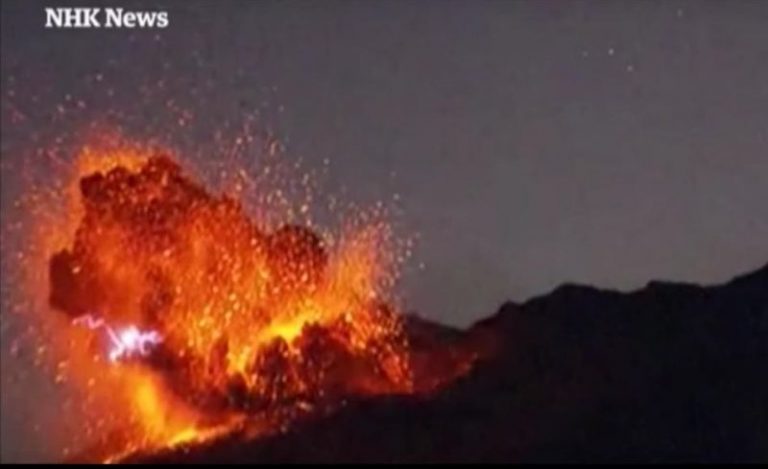 日本櫻島火山噴發 火花閃電景象駭人【視頻】