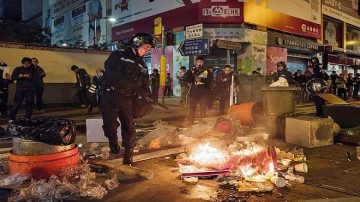 香港突爆警民血腥衝突  港民：疑有人扮港人搞事