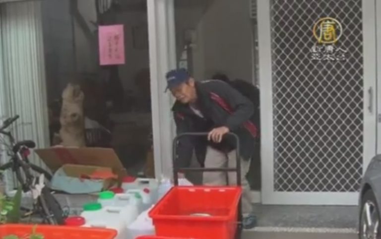 居民悲！震後15天仍無水 天天提水苦