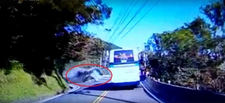 拖板車撞遊覽車釀2死 台灣這條路連大陸人都不敢走【視頻】