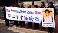 母亲遭绑架 华府法轮功学员中使馆前抗议