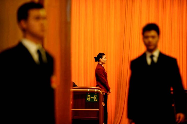 美媒直擊兩會：北京會議中心有車一停  警衛迅速聚攏