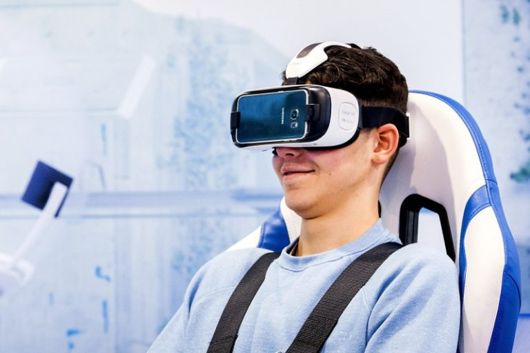 手機市場飽和！大廠推VR、功能搶市佔