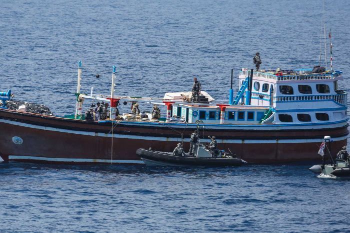 澳洲軍艦中東攔截走私軍火漁船