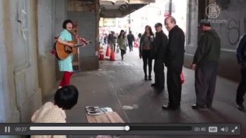 日本街頭藝人 法拉盛獻藝 民眾圍觀