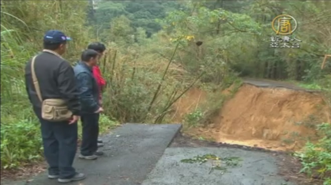 新竹寶山鄉山坡崩塌 道路斷成兩截