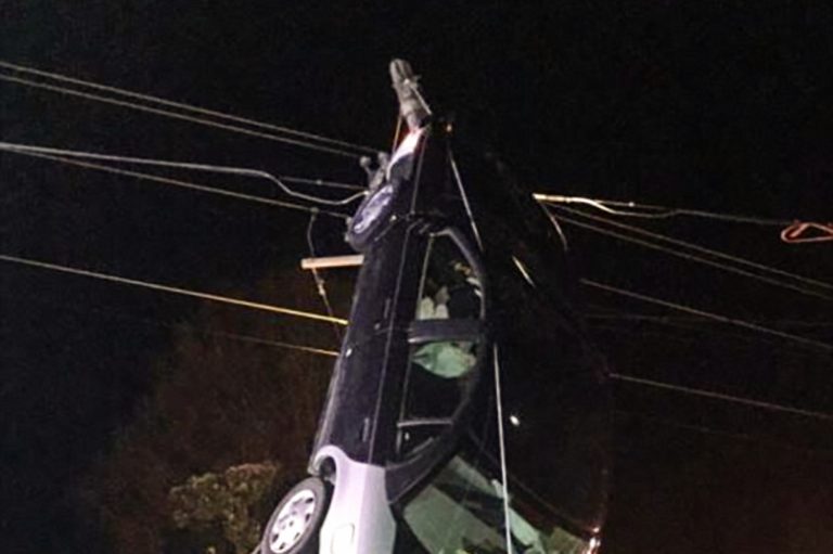 美國一汽車失控後竟然「爬上」電線杆  弔在半空（視頻）