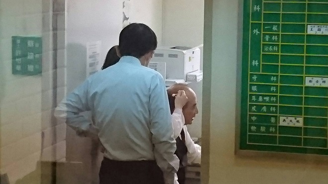 浴室撞到毛巾架 王金平後腦流血送醫