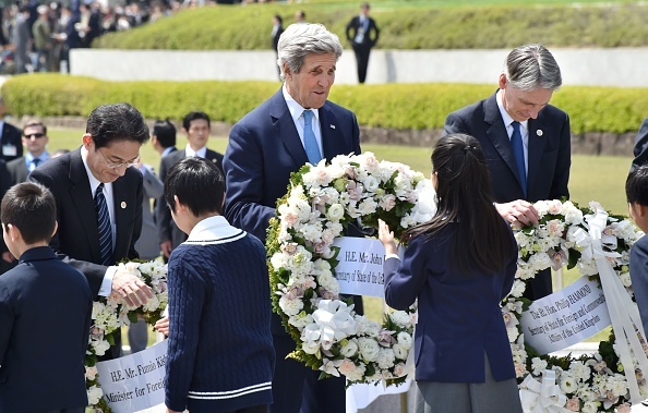 克里與G7外長 廣島和平紀念館悼念